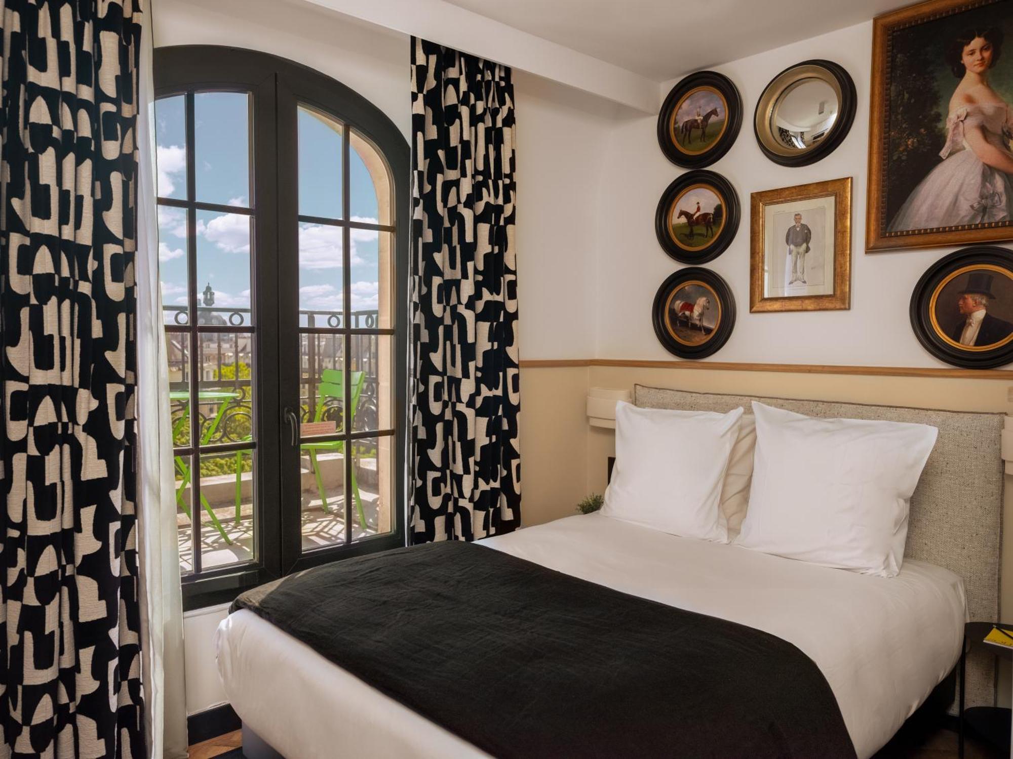 Cosy Room with Balcony Paris View,1555910383:JPEG